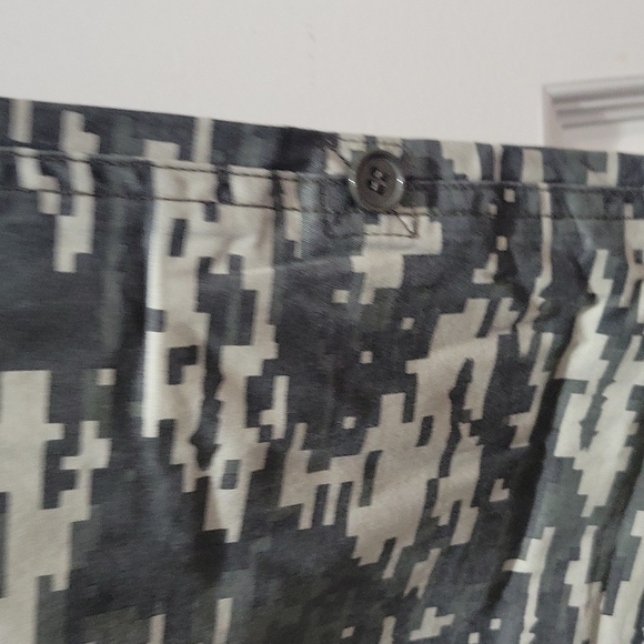 NEW in Packaging Orvis Trout Bum Roll Up or Full Length Digital Camo Pant 4 sz - Picture 11 of 14